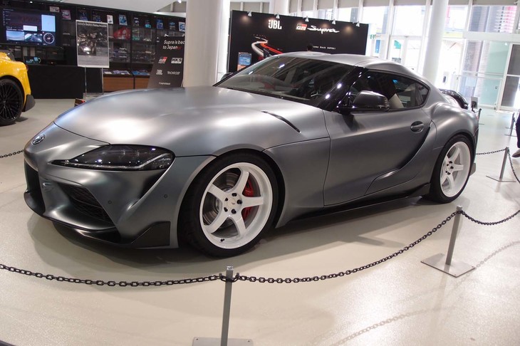 “Mr.Supra”といわれるレーシングドライバー織戸 学とHKSがカスタマイズした「スープラRZ」。専用開発のサスペンションと排気系パーツが装着されている。