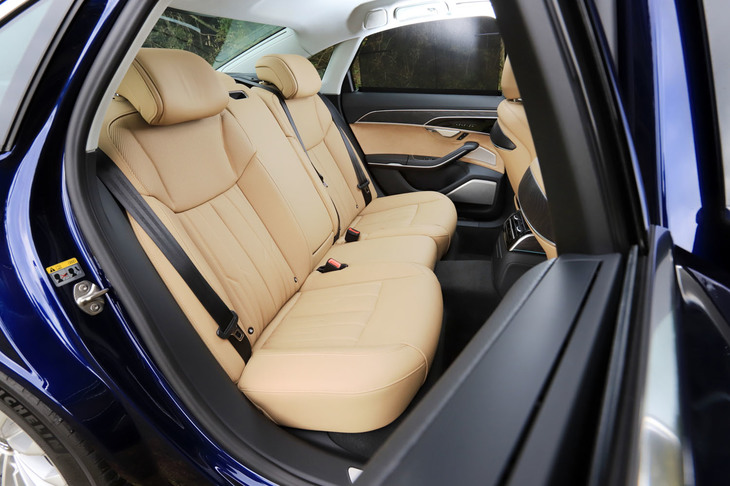 「コンフォートパッケージ」装着車の後席では、ヒーターやランバーサポート、専用USBソケットなどが使えるようになる。