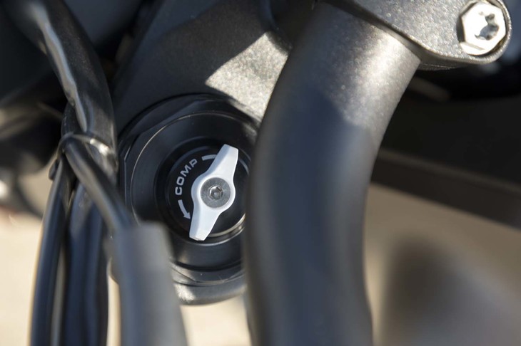 WP製フロントサスペンションの特性は、トップキャップにあるノブをひねって変更する。2本あるうちの左側（写真）はコンプレッション調節用で実測27段階、右側はリバウンド調節用で同26段階となっている。