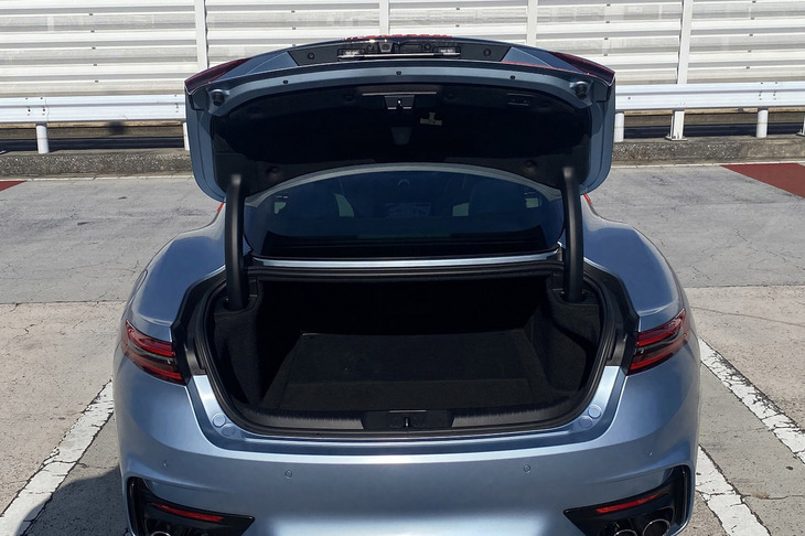 荷室容量は310リッターで、長尺物を収容できるスキートンネルも採用されている。トランクリッドは小さめだが電動開閉機構が備わる。さすがイタリアを代表する高級スポーツクーペである。