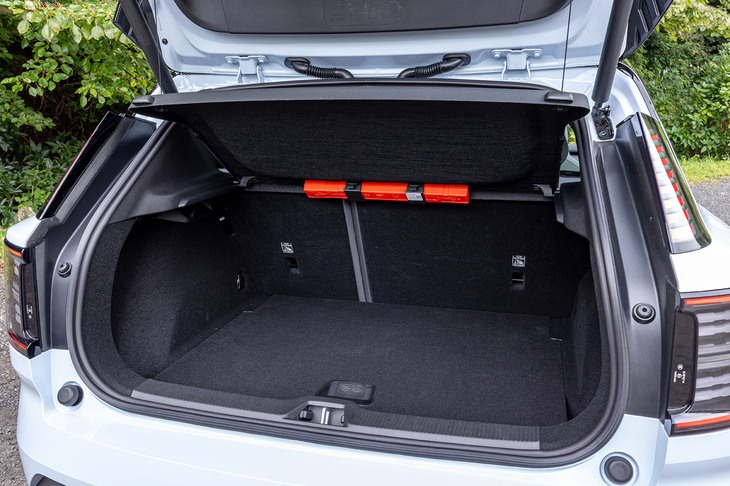 床面が2段階の調整式となる後部荷室の容量は318リッター。フロントのボンネット下にも充電ケーブルなどを収容可能な「フランク」と呼ばれる収納スペースが設けられている。