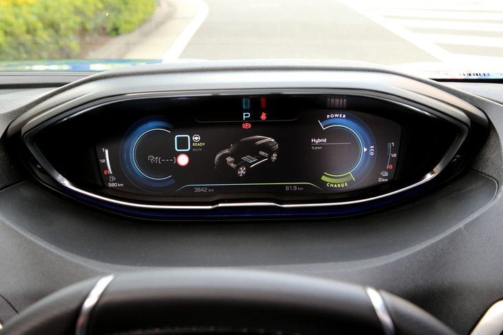 ダッシュボードの最上部に組み込まれた、12.3インチサイズのデジタルメータークラスター。駆動や回生ブレーキの作動状況を表示する「エナジーモード」も選択できる。