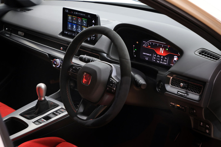 操舵関連では“人車一体”の操縦性と、路面に食いつくタイヤの様子が明瞭に感じられるフィーリングを追求。ステアリングホイールにはスエード調皮革のアルカンターラが巻かれている。