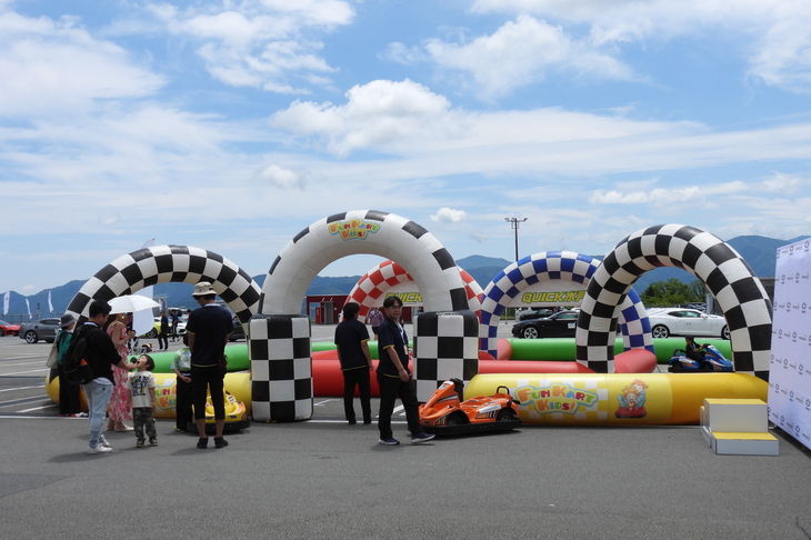 会場には「パパ／ママばかり走ってズルい！」という子供のために、電動キッズカーのサーキット「ファンカート キッズEV」も開設されていた。
