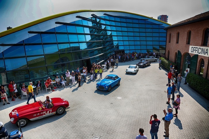 マラネッロの市街地で行われたフェラーリパレードの様子。