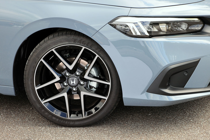 タイヤサイズは全車共通で235/40R18。18インチのツイン5スポークホイールはグレードによってカラーリングが異なり、「EX」では切削箇所にダーククリア塗装が施されている。