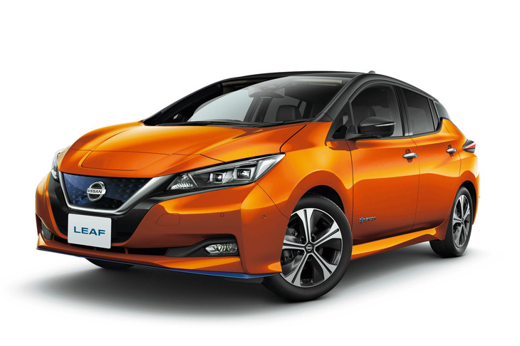 2020年12月に初代のデビューから10周年を祝った「日産リーフ」（現行は2代目）。コアな日産ファンは2021年中ごろ発売の「アリア」を待つ姿勢なのかもしれない。