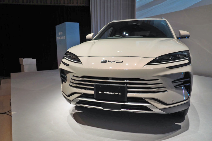 日本導入が正式発表された「シーライオン6」。価格はFWD車が398万2000円、4WD車が448万8000円。