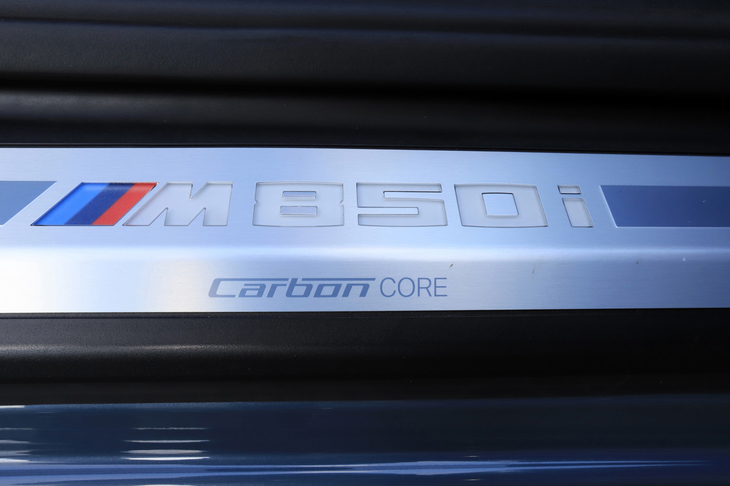 サイドシルにはカーボンコアボディーであることを記したスキッドプレートが貼られる。