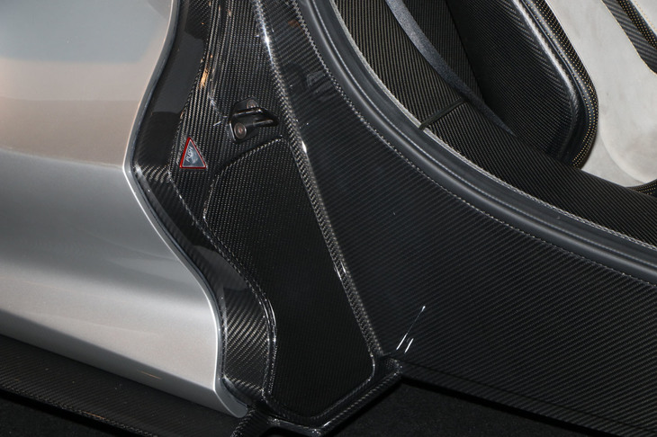 ドア開口部に備わる収納ボックスのフタ。ご覧の通り、ボディーは総カーボン製である。