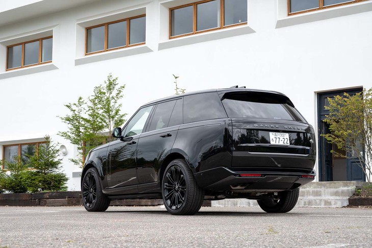 テールゲートの左右に縦型のテールランプがレイアウトされているが、点灯するまでそれと分からないようグロスブラックで処理されている。試乗車のようなブラックのボディーカラーだとなおさら。