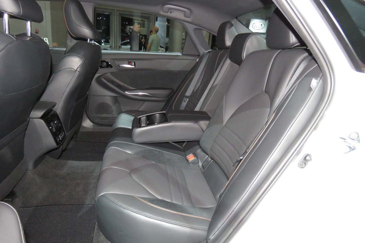 トヨタ・アバロン（リアシート）