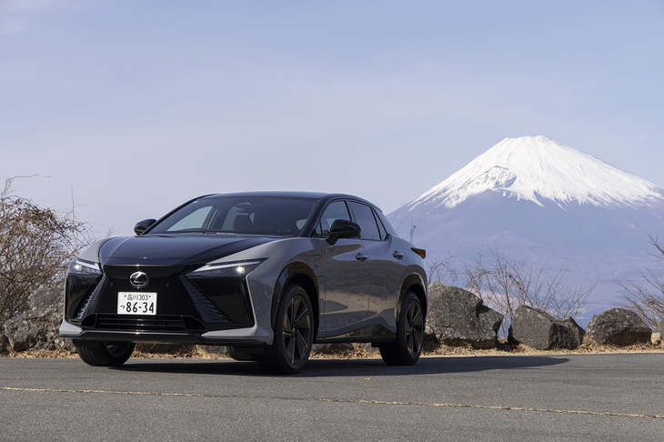 「レクサスRZ」の大幅改良モデルが発売されたのは2025年12月24日のこと。今回の試乗車「RZ550e“Fスポーツ”」はカタログモデルのトップパフォーマンスモデルであり、RZでは初の“Fスポーツ”モデルだ。
