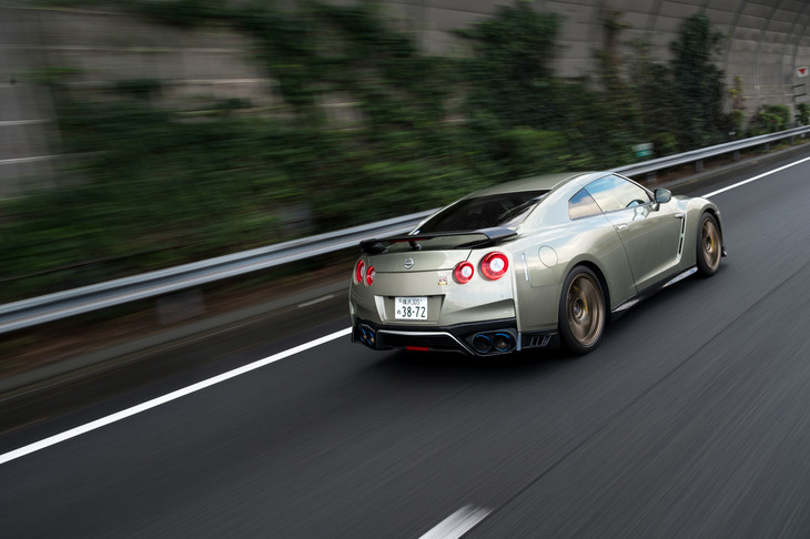 悪天候に対する強さは、かねて4WDを採用する「GT-R」の特徴だが、「プレミアムエディションT-spec」ではしなやかに路面に追従する足まわりにより、安心感が増していた。