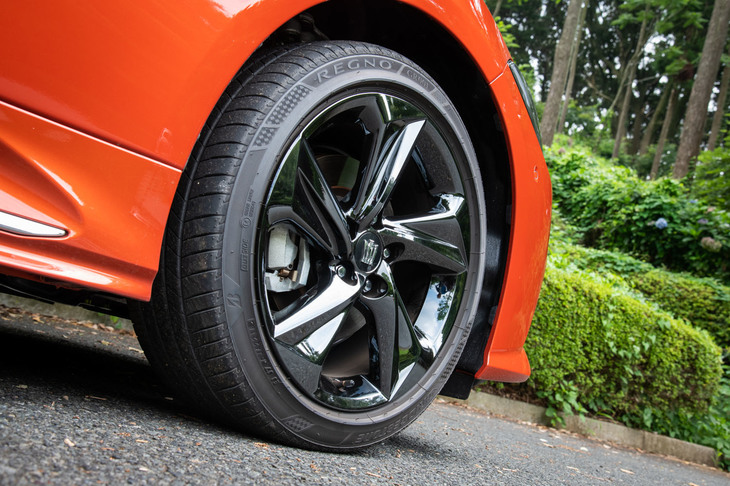 RS仕様専用デザインの18インチ5スポークアルミホイール。タイヤサイズは前後同径の225/45R18で、テスト車にはブリヂストンのコンフォートタイヤ「レグノGR001」が装着されていた。