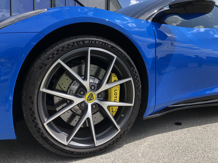 20インチの鍛造ホイールは標準でダイヤモンドカット仕上げが施され、オプションでシルバーとグロスブラックが選択できる。タイヤは「ミシュラン・パイロットスポーツ カップ2」で、サイズはフロントが245/35ZR20、リアが295/30ZR20。