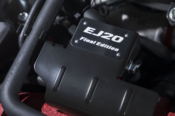 内外装に、通常の限定モデルに見られるようなバッジやエンブレム類はない。エンジンルーム内に、控えめに専用オーナメントが貼られるのみである。