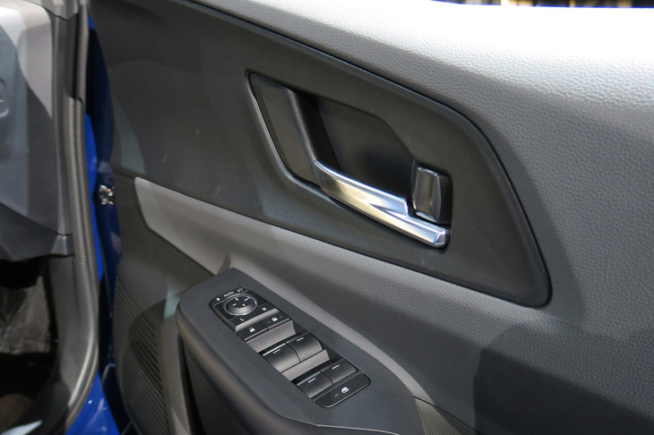 トヨタ・プリウス2.0L HEVプロトタイプ（ドアオープナー）