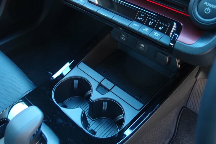 カップホルダーやトレーが備わるセンターコンソール。USBのコネクターはタイプC。（写真は展示車両のもの）