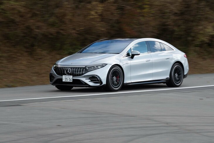 電動パワートレイン「eATS」を前後に搭載。通常時のシステム出力658PSもすごいが、レーススタート時には761PSにまで高められる。