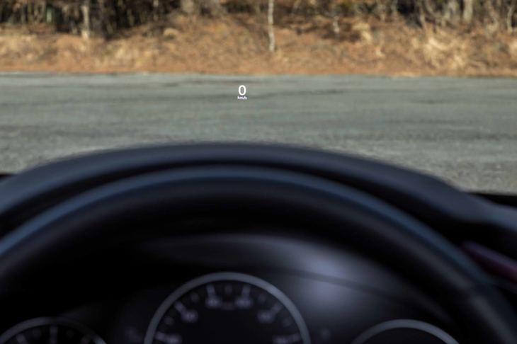 無理のない着座姿勢や自然な挙動を示すシャシーに加え、視点移動の少なさもマツダがこだわったポイント。エントリーモデルの「15S」を含め、フロントウィンドウ照射型のヘッドアップディスプレイが標準装備される。