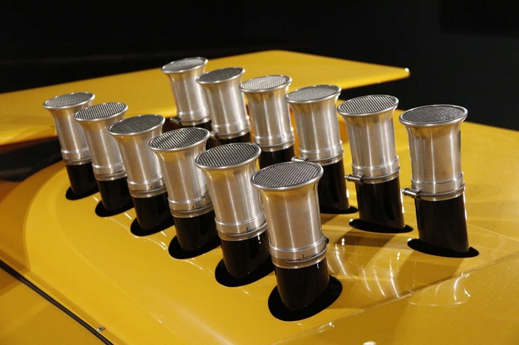 後部にはエンジンの存在を暗示する12本のファンネルがそびえる。