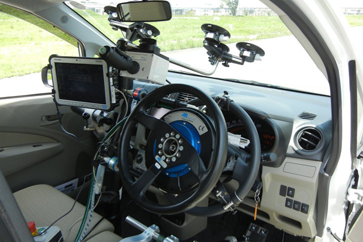 予防安全性能評価において、被害軽減ブレーキ試験に使用されるクルマの車内の様子。