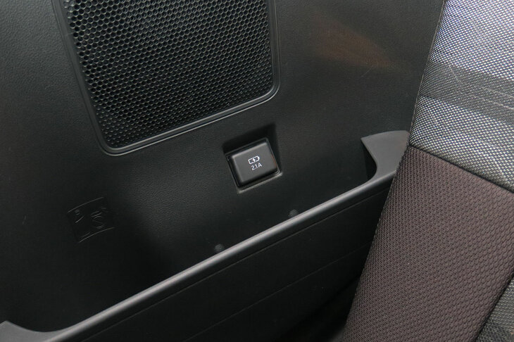 ダイハツ・タント ファンクロス（リアシート用USBソケット）