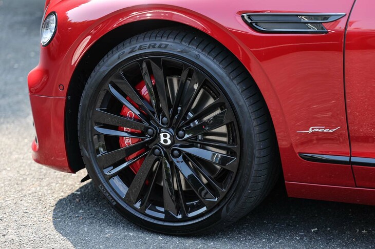 試乗車の22インチホイールはノーマルと異なるグロスブラック仕上げ。18万2400円のオプションとして設定される。