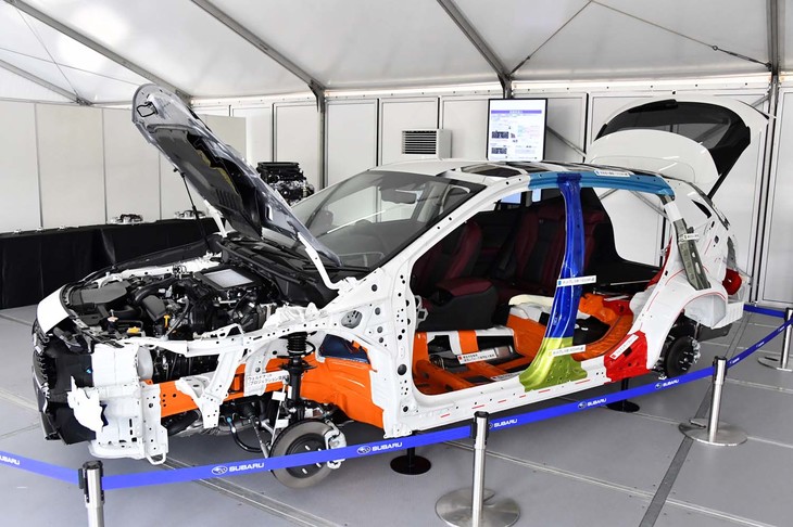 ボディーは、骨格を強固に組んでからパネルを溶接する新工法を採用。構造用接着剤の使用範囲拡大と相まって、ねじり剛性は先代より44％向上した。