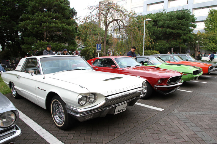アメリカ車が並んだ一角。手前から1964年「フォード・サンダーバード」、1969年「フォード・マスタング マッハ1」、1970年「ダッジ・チャレンジャーR/T」、1970年「ダッジ・チャージャーR/T」など。