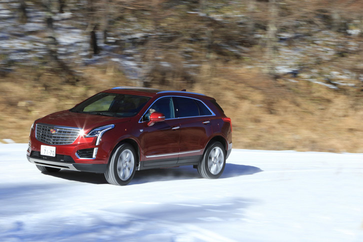 「XT5クロスオーバー」の4WD機構は、前後軸間の駆動力配分を100：0から0：100の間で制御。さらにリアアクスルにはツインクラッチ機構が内蔵されており、リアの左右輪の間でも駆動力配分を可変させることができる。