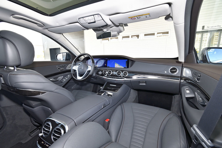 4WDの「S560 4MATICロング」は左ハンドル車のみの設定。