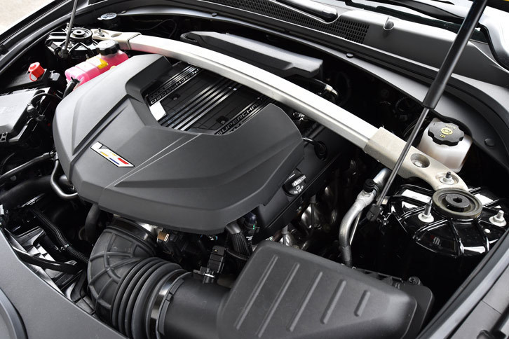 「コルベットZ06」にも搭載される過給機付き6.2リッターV8エンジン。最高出力649ps（477kW）/6400rpm、最大トルク87.2kgm（855Nm）/3600rpmを発生する。