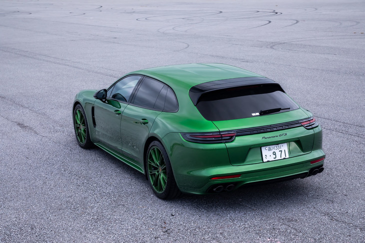 セダンよりもルーフが長いため大きく感じるが、全長や全幅、ホイールベースの数値はセダンと変わらない。