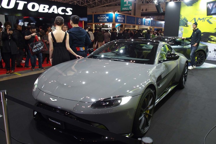 アストンマーティンの展示ブース。