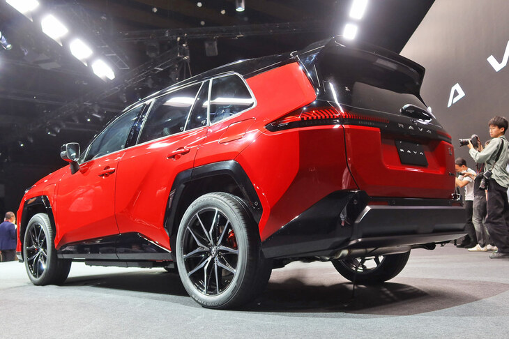 ボディー下部を見ると、ドアパネルやリアコーナーなど、各所が下向きの面となっており、クルマの“塊感”を強調。ダイナミックなイメージや力強さが表現されている。写真はスポーティーな「GRスポーツ」。