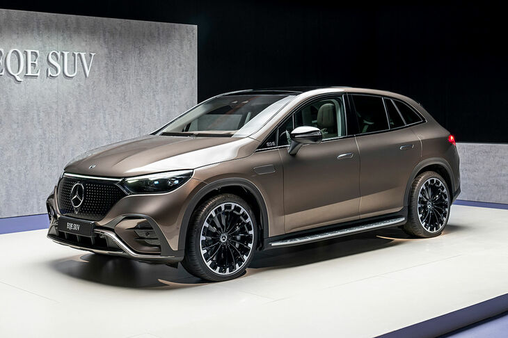 メルセデス・ベンツEQE SUV：メルセデスは、駆動システムに4つのオプションを計画している： エントリーモデルは容量60kWhのバッテリーを搭載し、少なくとも140kWを発生。最もパワフルなバージョンはなんと640kWで、容量110kWhの電動ユニットを搭載する。