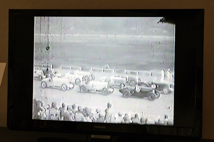 会場の一角に据えられたモニターには、当時の貴重な映像が流されている。