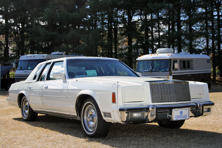 1979年「クライスラー・ニューヨーカー」。この年にダウンサイズされたが、それでも全長5625mm、全幅1960mmというボディーに360（5.9リッター）V8エンジンを積んでいたフルサイズの最高級車。