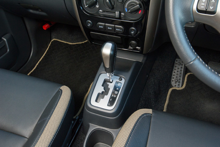 トランスミッションは5段MTと4段ATの2種類。ATはしっかりトルコンを滑らせるタイプで、燃費を狙ってしょっちゅうロックアップする昨今のATとは、変速フィールが大きく異なる。