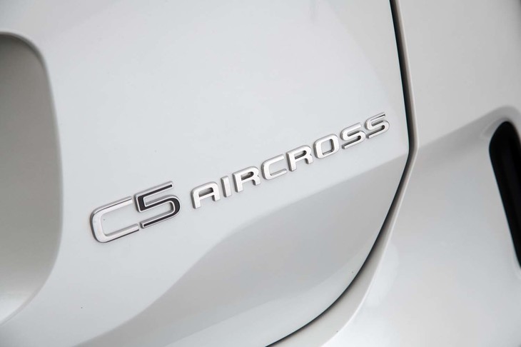 パワーユニットを示すバッジなどは備わらず、エクステリアデザインはガソリンモデルとディーゼルモデルで共通となっている。