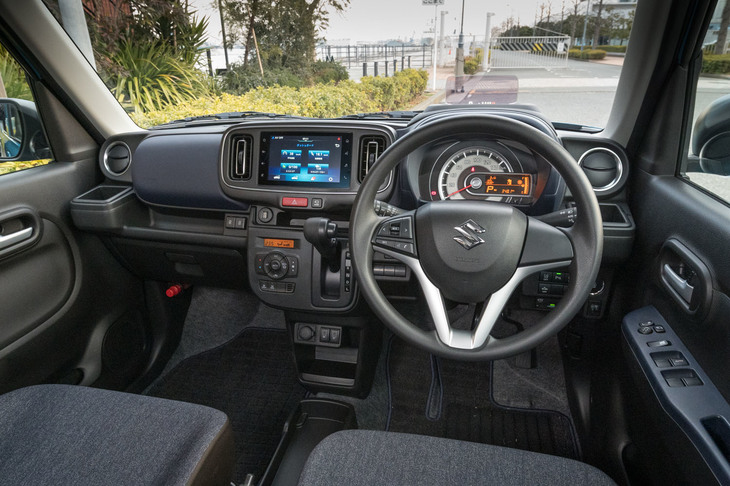 9代目となる新型では、インテリアの質感を大幅に改善。立体的な各部の造形やネイビーカラーのトリムにより、「毎日乗っても飽きのこないデザイン」が追求されている。