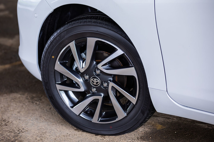 今回の試乗車は、オプションの「195/55R16タイヤ＆16×6Jアルミホイール」を装備。切削光沢仕上げのダークグレーメタリックホイールに「ブリヂストン・エコピアEP150」タイヤが組み合わされていた。