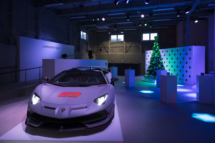 限定モデル「アヴェンタドールSVJ 63ロードスター」が中央にディスプレイされた「Lamborghini Night 2019」の会場。