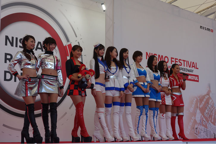 レースクイーンが全員集合してのフォトセッション。皆さん、足が長いし、とてもスリム。