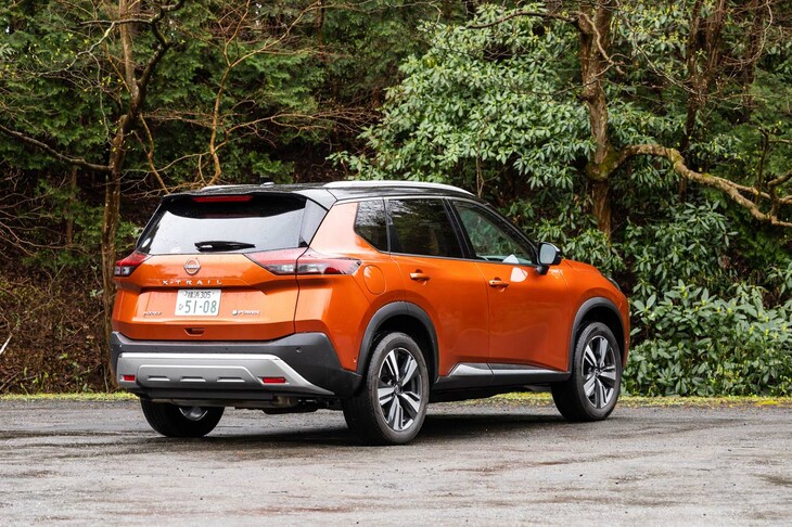 【日産エクストレイルG e-4ORCEのスペック】
	ボディーサイズ：全長×全幅×全高＝4660×1840×1720mm／ホイールベース：2705mm／車重：1880kg／駆動方式：4WD／エンジン：1.5リッター直3 DOHC 12バルブ ターボ／フロントモーター：交流同期電動機／リアモーター：交流同期電動機／エンジン最高出力：144PS（106kW）/4400-5000rpm／エンジン最大トルク：250N・m（25.5kgf・m）/2400-4000rpm／フロントモーター最高出力：204PS（150kW）/4501-7422rpm／フロントモーター最大トルク：330N・m（33.7kgf・m）/0-3505rpm／リアモーター最高出力：136PS（100kW）/4897-9504rpm／リアモーター最大トルク：195N・m（19.9kgf・m）/0-4897rpm／タイヤ：（前）235/55R19 101V／（後）235/55R19 101V（ハンコック・ヴェンタスS1 evo3 SUV）／燃費：18.4km/リッター（WLTCモード）／価格：474万8700円
	
	【取材時の燃費データ】
	テスト距離：260.0km（市街地1：高速道路7：山岳路2）／使用燃料：20.6リッター（レギュラーガソリン）／参考燃費：12.6km/リッター（満タン法）／14.2km/リッター（車載燃費計計測値）