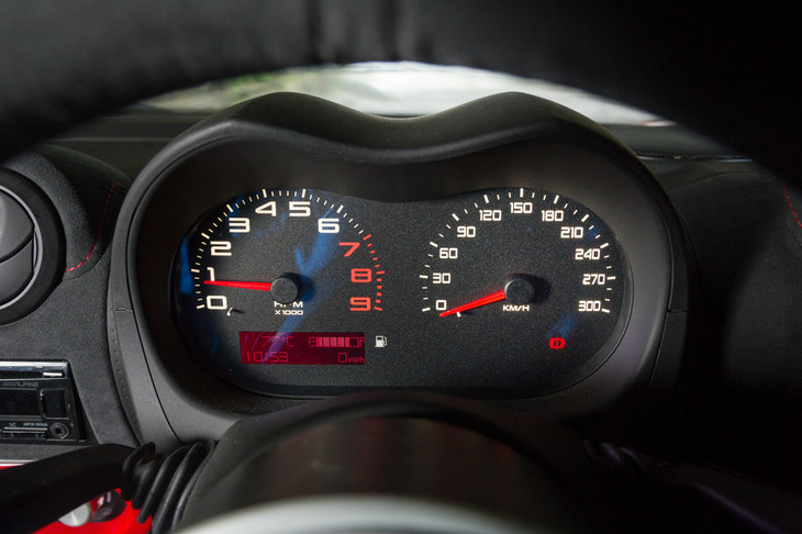 メーターはシンプルな2眼式。多機能なインフォメーションディスプレイなどは装備されておらず、燃料計やオドメーターなどの機能を担う、小さな液晶が備わるのみである。