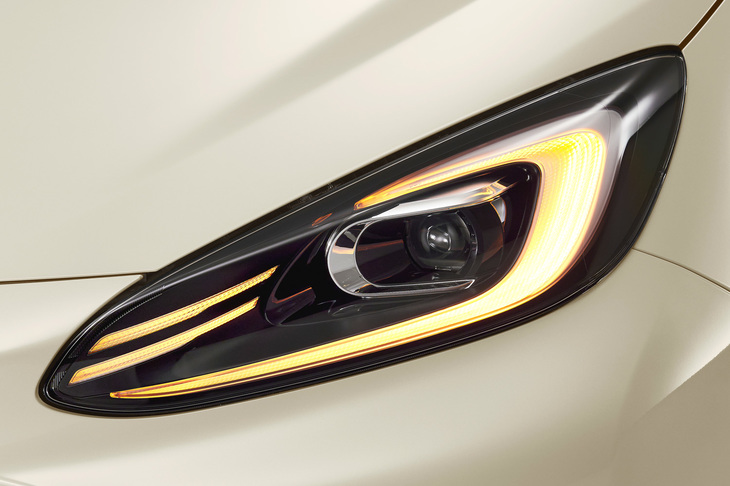 広い照射範囲と消費電力の少なさが特徴のバイビームLEDヘッドランプ。「Z」に標準装備されるほか、「G」「X」でもオプションで選択可能となっている。