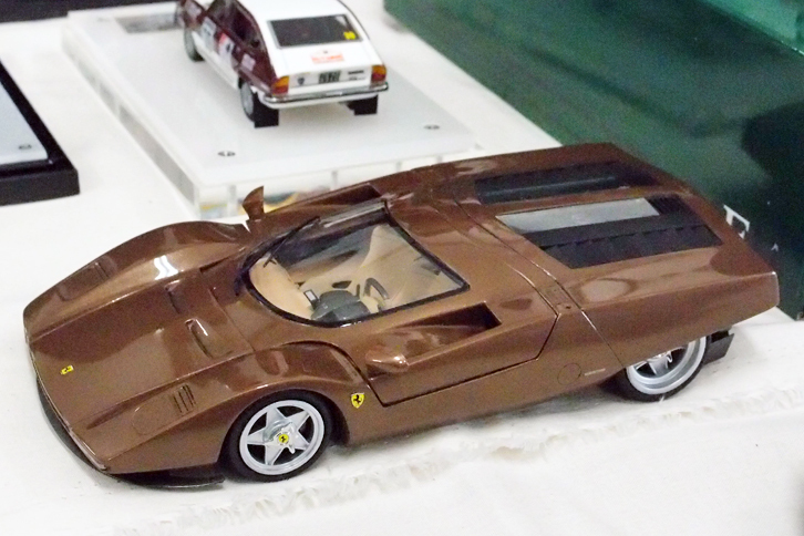 先のSupercar Modeling Project 24製の、1969年トリノショーでピニンファリーナが発表したコンセプトカーである「フェラーリ512S ベルリネッタ・スペチアーレ」に、タミヤ製「ラ・フェラーリ」のエンジンと内装をドッキング。製作者が描いたストーリーによれば、「エリック・クラプトンのためにフェラーリがワンオフ製作したSP12EPC（約4億円といわれている）の色違いをオーダーしようとしたが断られた富豪が、だったらこの仕様で、と6億円払ってフェラーリに作らせたモデル」なのだという。